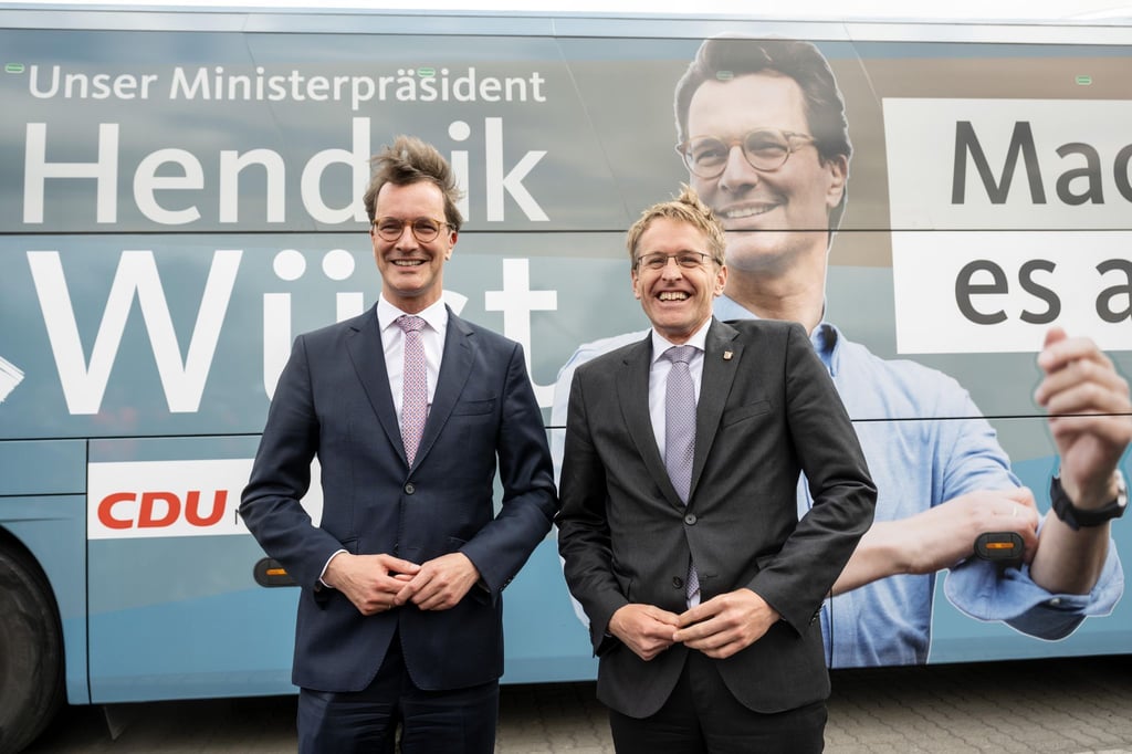 Hendrik Wüst (l), Spitzenkandidaten der CDU Nordrhein-Westfalen und Daniel Günther, Ministerpräsidenten des Landes Schleswig-Holstein (CDU) bei einem gemeinsamen Wahlkampftermin bei der Firma Schmitz Cargobull im Münsterland.