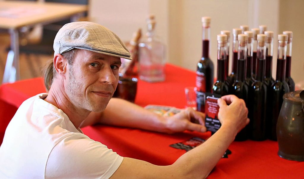 Christian Hodel ettiketiert seinen Merseburger Zaubertank. 