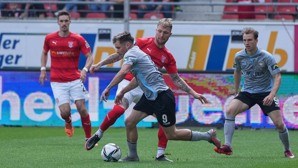 Halles Jan Löhmannsröben im Duell mit Wiesbadens Thijmen Goppel.
