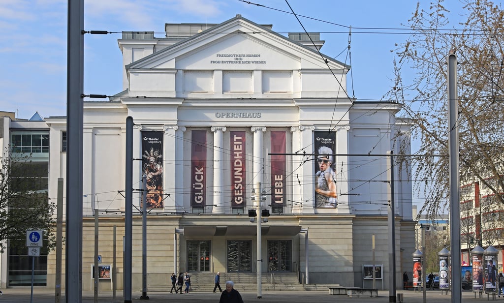 Zur Spielzeiteröffnung am 10. September sollten begleitet von professionellen Musikern vor dem Opernhaus gemeinsam mit dem 1. FC Magdeburg Fangesänge erklingen.