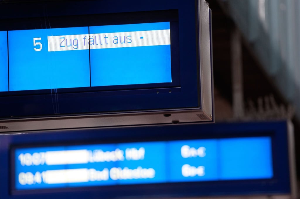 Es kommt weiterhin zu Zugausfällen und Verspätungen.