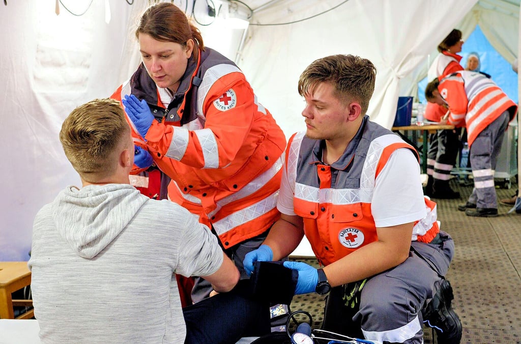 Sanitäter der mobilen Sanitätswache sind auch wie hier in der Bundeshauptstadt Berlin bei Großveranstaltungen dabei.