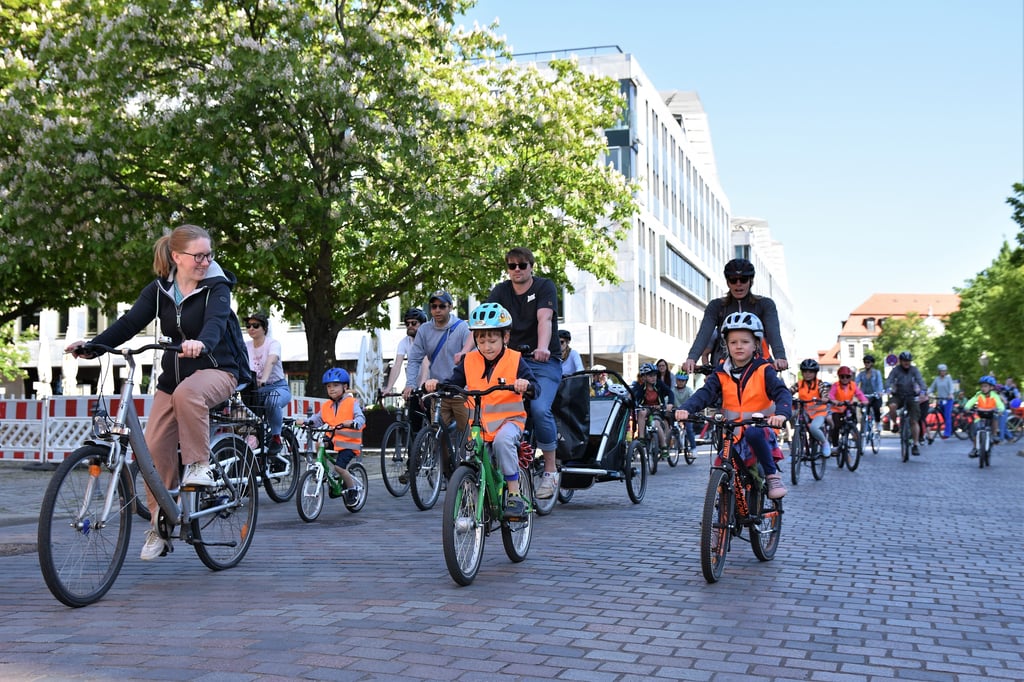 Start für die Kinder-Fahrraddemo war am Domplatz in Magdeburg.