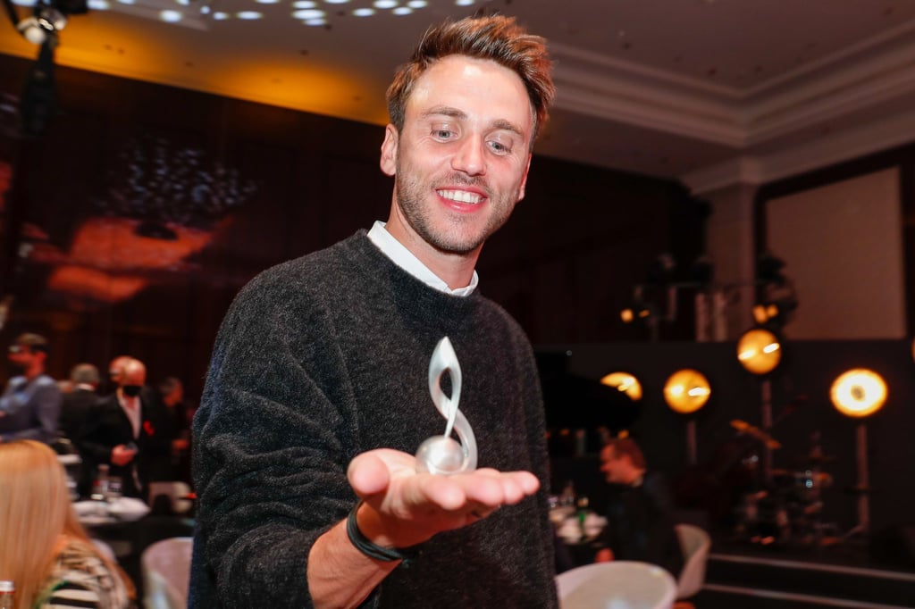 Clueso besucht die Aftershow-Party nach einer Preisverleihung im Berliner Ritz-Carlton Hotel.