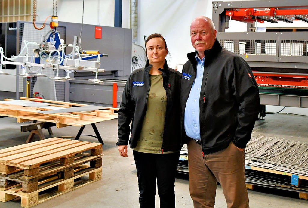 Anja und Detlef Babock vor ihrer neuesten Errungenschaft: die Lasermaschine „Fiber“ mit Saugheber.