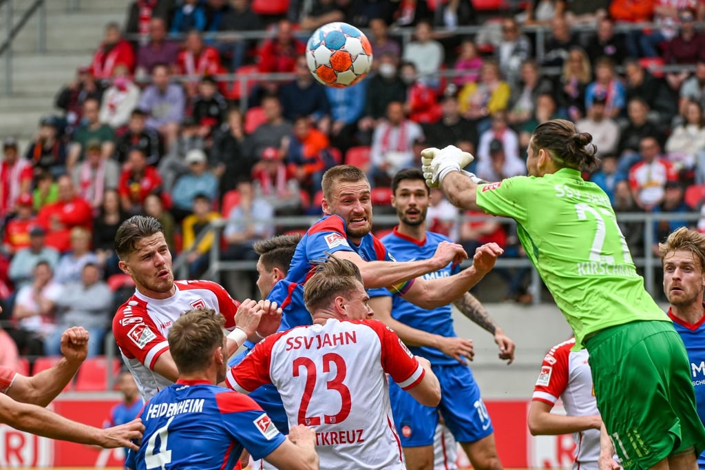 Torwart Thorsten Kirschbaum von Jahn Regensburg (r) faustet den Ball weg.