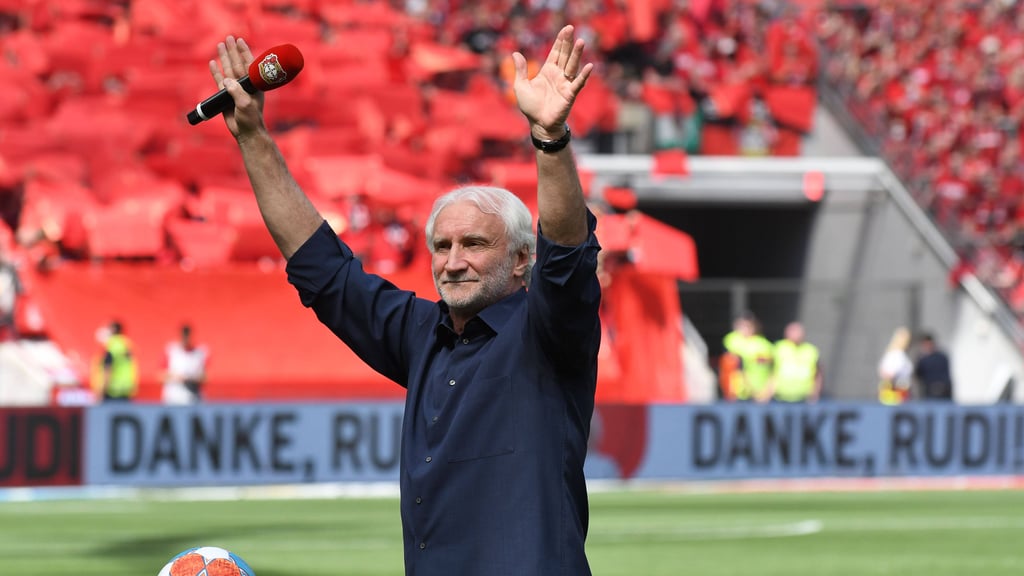 Rudi als Schlichter: Völler bei seinem Abschied am letzten Spieltag.