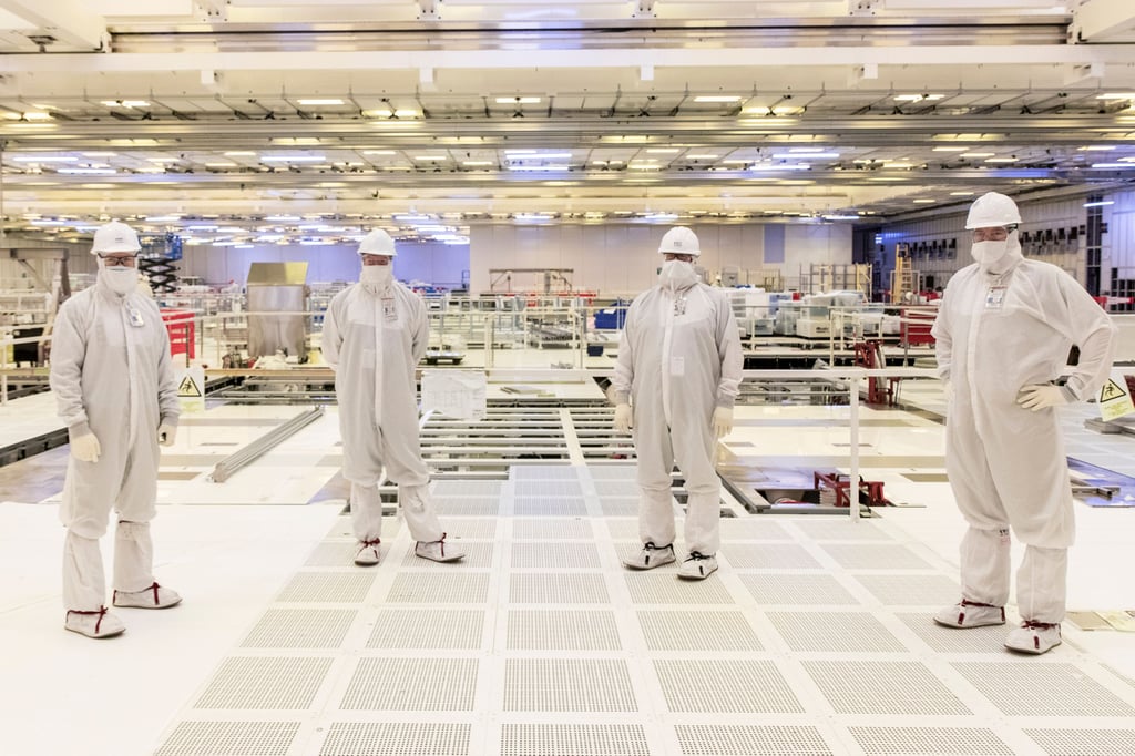 Arbeiter beim Innenausbau von Reinräumen am Intel-Standort in Leixlip nahe der irischen Hauptstadt Dublin. In so einen Reinraumanzug musste sich zur Besichtigung auch das Magdeburger Stadtoberhaupt hüllen.