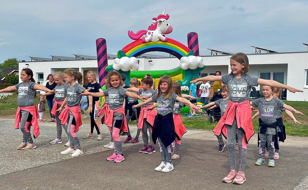 Mit einem stimmungsvollen Programm präsentieren sich die jüngsten Mitglieder der Tanzgruppe des Sportvereins Schwanebeck.