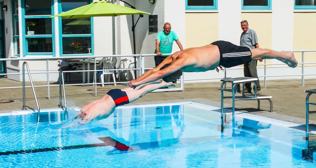 Mit einem doppelten Startsprung eröffneten Nordharz-Bürgermeister Gerald Fröhlich (rechts) und der neue Schwimmmeister Steven Wrackmeyer am Sonnabendvormittag (14. Mai) die neue Badesaison im Wasserlebener Ilsestrandbad.
