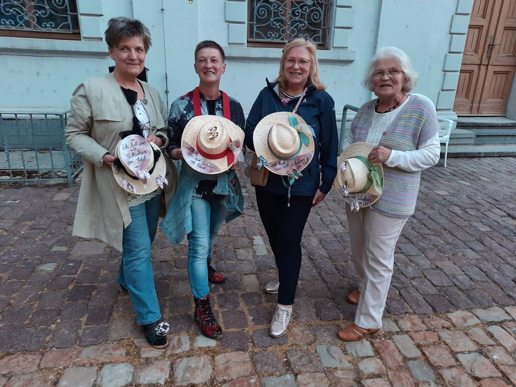 Susanne Martelok, Annett Krug, Christa Szuba und Barbara Reukauf (v.l.n.r.) von der Weißenfelser Glücksmanufaktur überzeugten nicht nur wegen ihrer Schuhe, sondern auch wegen ihrer ausgefallenen Hutkreationen.