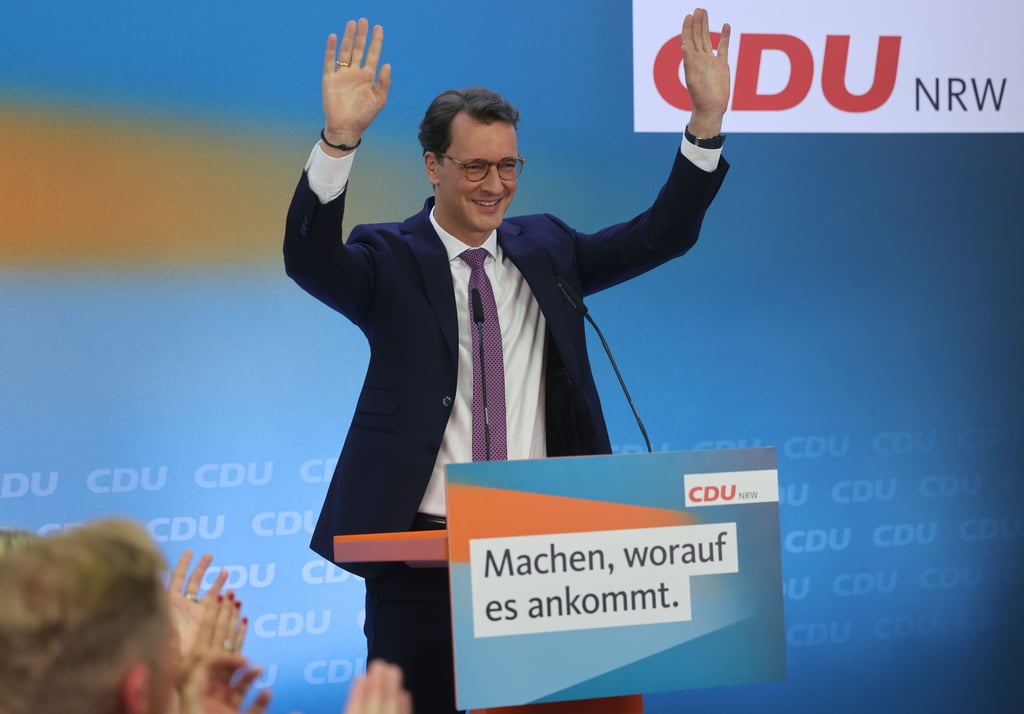 Der bisherige NRW-Ministerpräsident und CDU-Spitzenkandidat für die Landtagswahl in Nordrhein-Westfalen, Hendrik Wüst, steht bei der Wahlparty seiner Partei auf der Bühne. Foto: Oliver Berg/