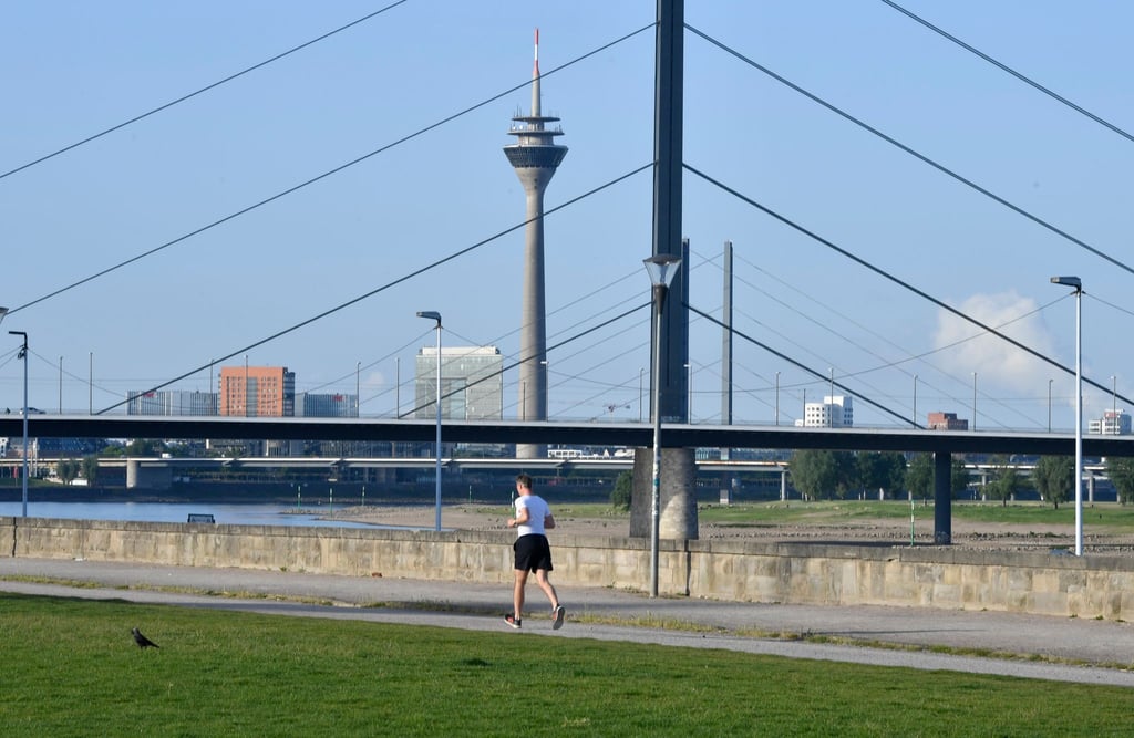 Blauer Himmel über Düsseldorf.