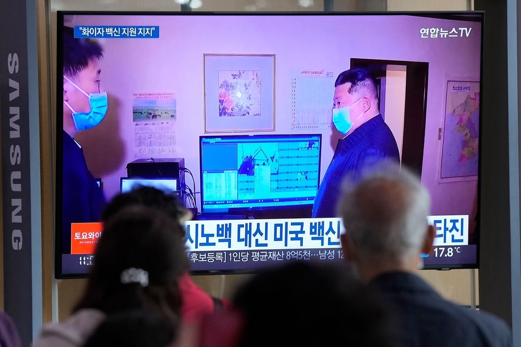 Kim Jong Un in einer Nachrichtensendung, die in einem Bahnhof in Seoul zu sehen ist.