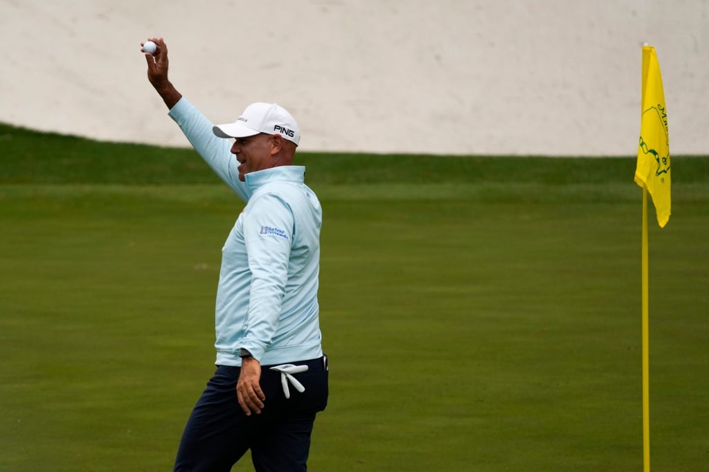 Stewart Cink hält seinen Ball nach einem Hole-in-One am 16. Loch hoch.