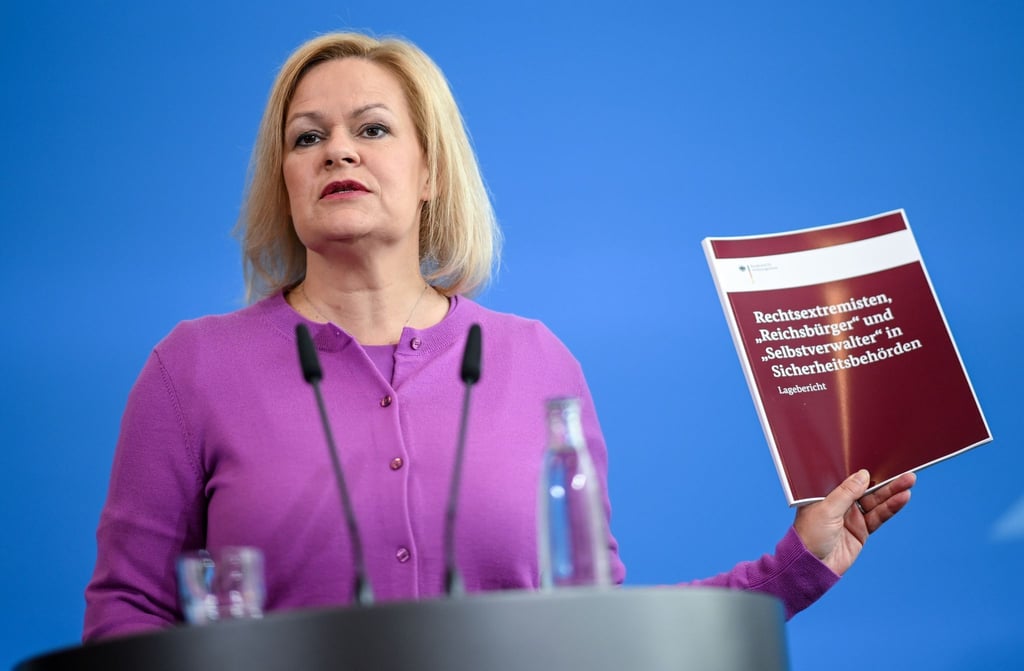 Innenministerin Nancy Faeser (SPD) informiert über den neuen Bericht zu Rechtsextremisten in Sicherheitsbehörden.