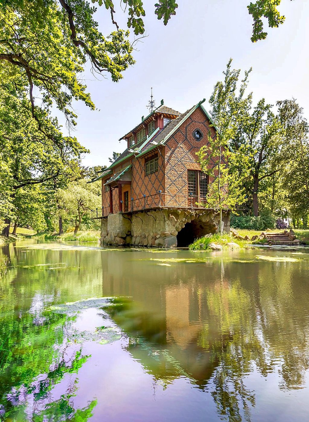 In eines der sonst verschlossenen Häuser des Gartenreichs wird von 11 bis 15 Uhr Einblick gewährt. Zu jeder vollen Stunde wird die Tür des Chinesischen Hauses im Oranienbaumer Schlosspark zum Eintrittspreis von 1 Euro geöffnet.
