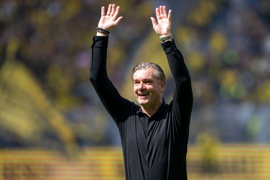 Dortmunds Sportdirektor Michael Zorc bedankt sich bei den BVB-Fans.