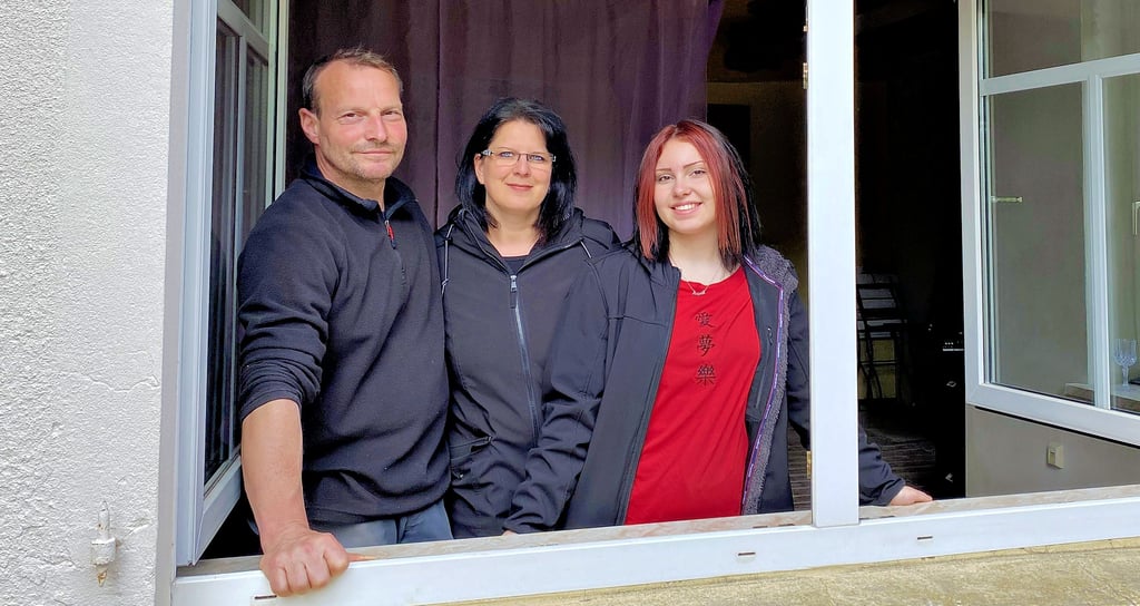 Marko, Carmen und Antonia Holzberg (von links) haben den „Kaffeetreff“ ins Leben gerufen. Im ehemaligen Kindergarten sollen fortan in Form eines kleines Cafés Kaffe, Kuchen und Eis verkauft werden.