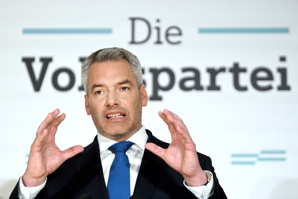Österreichs Bundeskanzler Karl Nehammer während einer Pressekonferenz zur Umbildung der Bundesregierung.