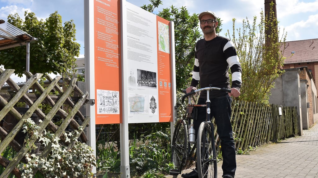 Steven Krüger mit seinem alten Stahlrenner auf dem Werder in Magdeburg. „Hinter den Holzstrecken“ erinnert eine Tafel vom „WerderanerFreunde e. V.“ an die Geschichte der ersten Radrennbahn sowie der historischen „Velocipeden".