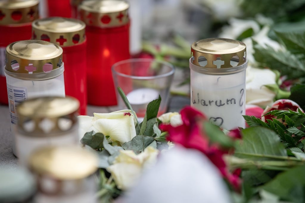 Mit Kerzen und Blumen wird der toten Kinder gedacht.