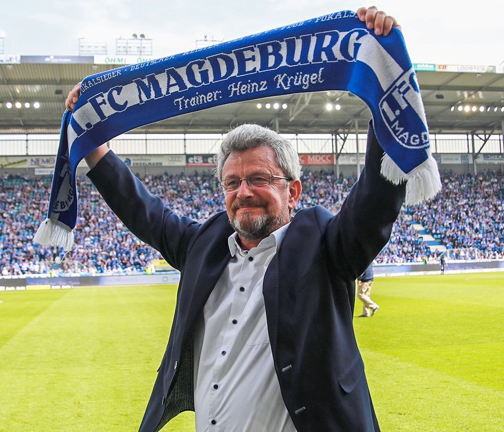 Peter Fechner bei seiner Ehrenrunde durch die MDCC-Arena nach dem Heimspiel gegen 1860 München.
