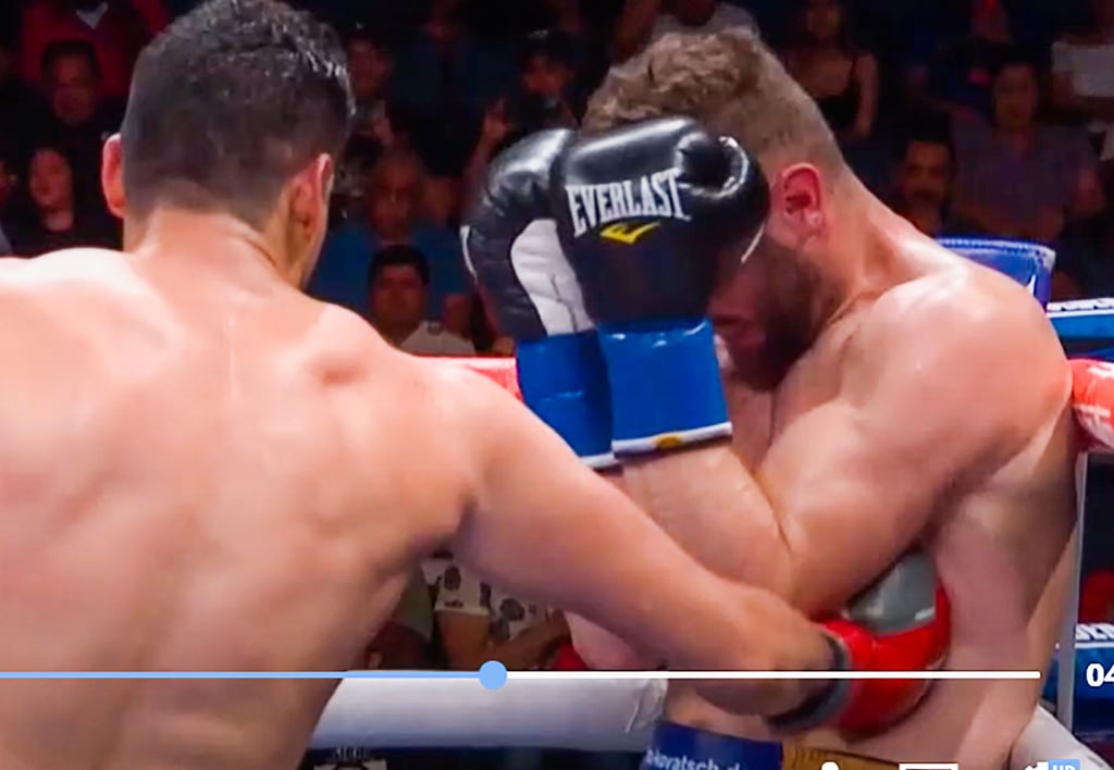 Nach diesem Schlag auf die Leber ging Dominic Bösel auf die Knie, und der Kampf gegen Gilberto Ramirez war vorbei.