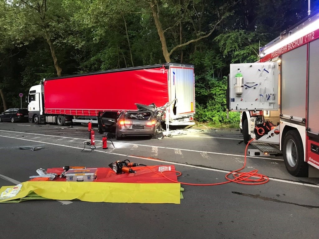 Ein Auto klemmt nach einem Verkehrsunfall unter einem Lkw. Ein ist ein Mensch hier ums Leben gekommen. Der Lastwagen war am Sonntagmorgen am Straßenrand geparkt, das Auto krachte aus bisher ungeklärter Ursache dagegen