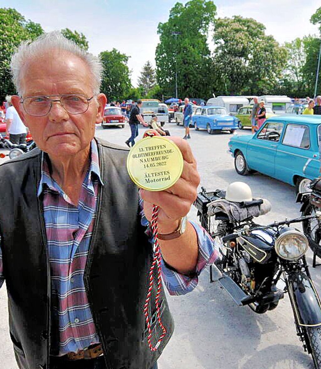 Reiner Kräfe mit der Goldmedaille für seine Zündapp aus dem Jahr 1926.
