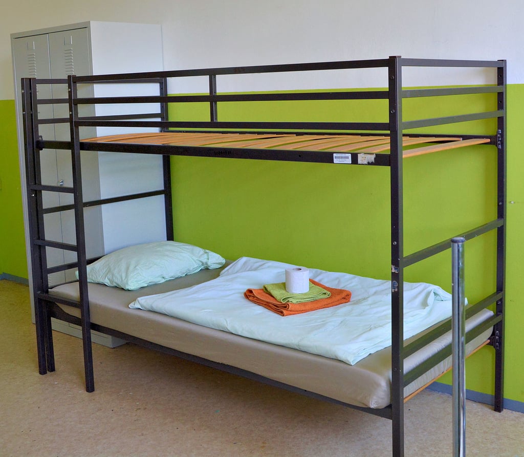 Die Einrichtung in den Zimmern der Obdachlosenunterkunft in Schönebeck ist spartanisch. Dennoch ist für das Wichtigste gesorgt: Die Menschen haben ein Dach über dem Kopf, haben eine Heizung und einen Kühlschrank sowie ein Bett und einen Spind.