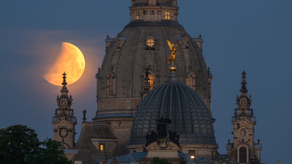 Der Mond geht am Morgen während einer partiellen Mondfinsternis hinter der Frauenkirche unter: An diesem Morgen konnten Schaulustige eine totale Mondfinsternis beobachten. Foto: Robert Michael/