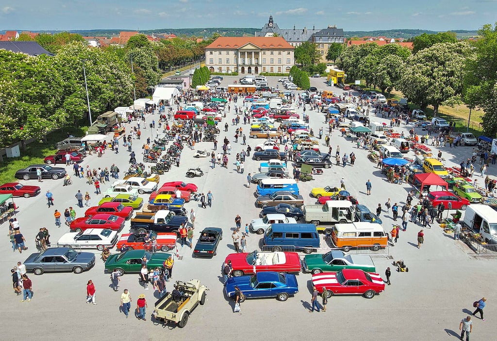 Wirkt fast wie ein „Wimmelbild“: Die von Oldtimern und deren Liebhabern bevölkerte Naumburger Vogelwiese am Sonnabend aus Drohnen-Perspektive betrachtet und fotografiert.