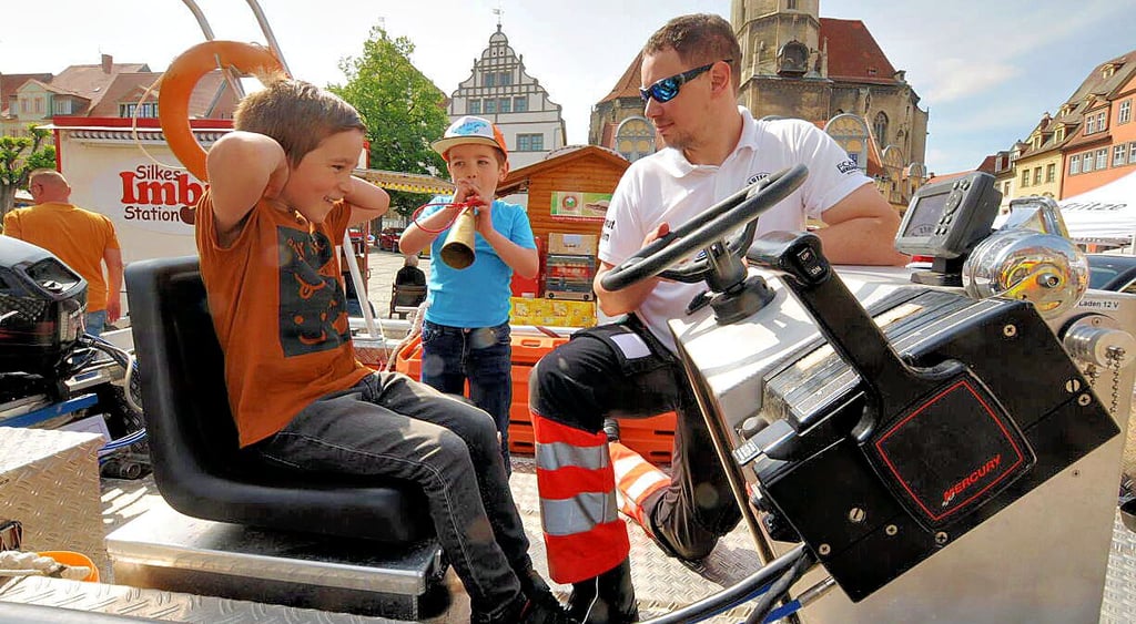 Starkes Signal: Während Henri Allstaedt auf dem Horn bläst, hält sich Bruder Toni lieber die Ohren zu. Enrico Rauch informiert übers DRK-Motorrettungsboot.