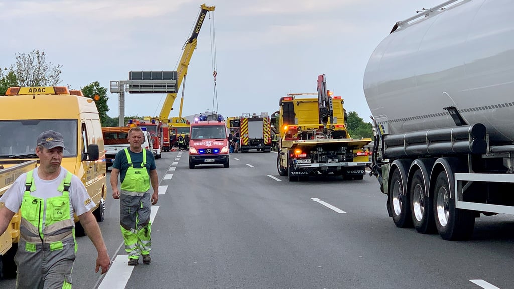 Mit einem Großaufgebot sind Helfer und Einsatzkräfte an der Unfallstelle bei Tornau.