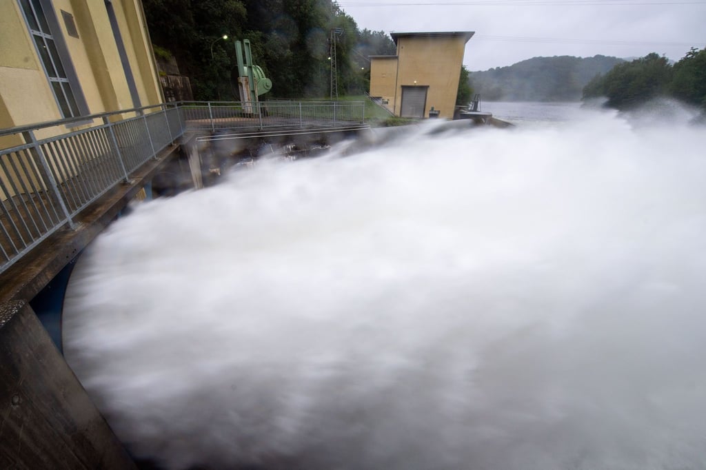 Wasser schießt aus dem Auslass eines Wasserkraftwerks. „Die Förderung kleiner Wasserkraftwerke über das EEG hat in den letzten zwei Jahrzehnten viel Schaden angerichtet“, beklagt der WWF.