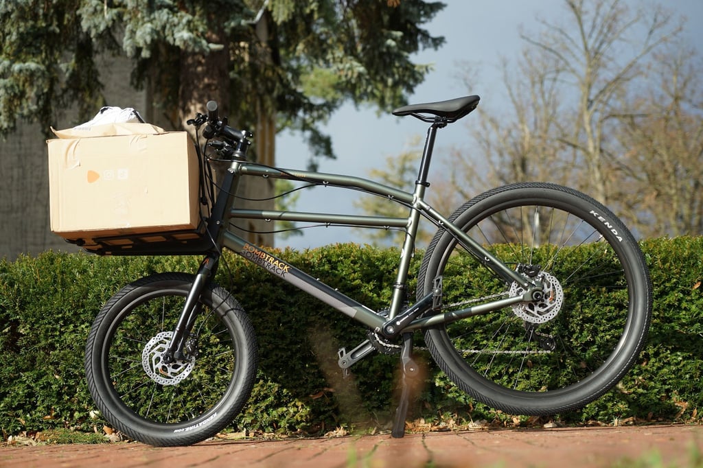 So lang die Ladung nicht zu sperrig wird, kommt das Bike mit einigem Gewicht zurecht. Bis 30 Kilo dürfen auf dem Frontrack mit.