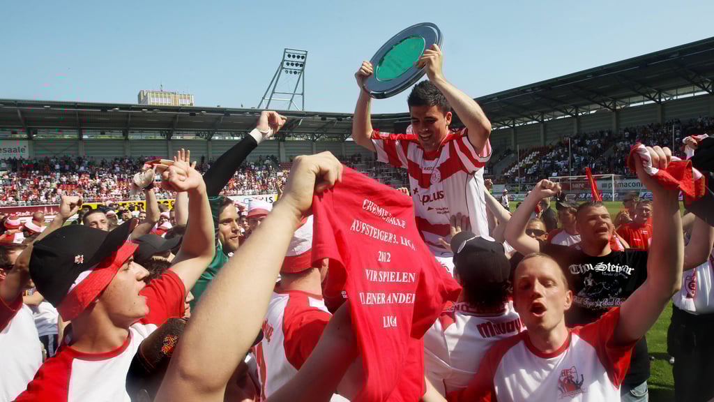 Der Drittliga-Aufstieg war perfekt: Die HFC-Fans tragen David Al-Azzawe am 19. Mai 2012 auf den Schultern.