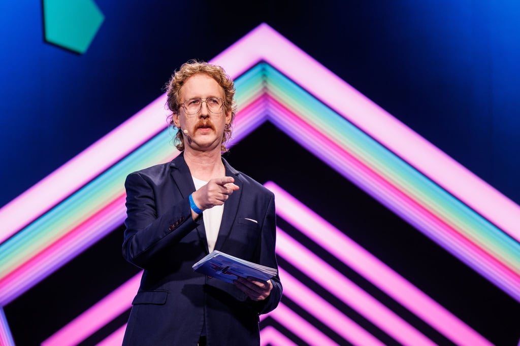 Entertainer Uke Bosse führte als Moderator durch die Verleihung des Deutschen Computerspielpreises 2022.