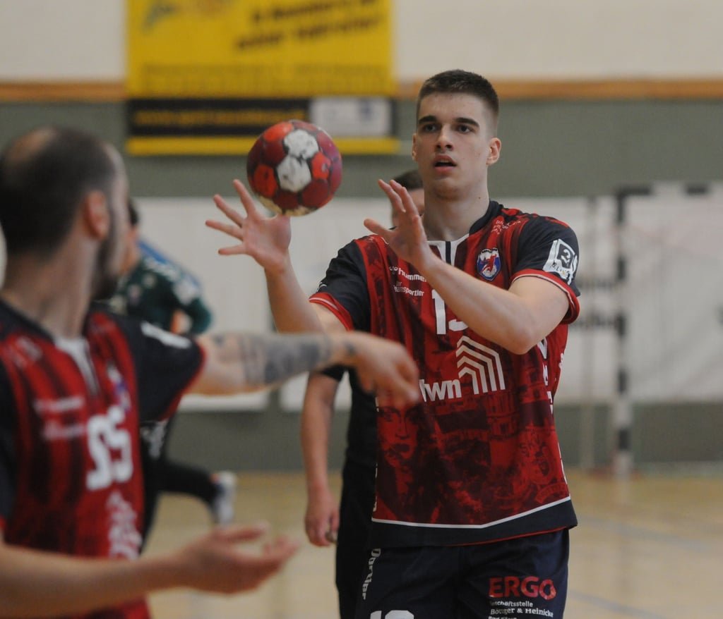 Linkshänder unter sich: Marek Hnidák (r.), der den HCB verlassen wird, erzielte acht Tore, Janko Pesic, dessen Vertrag indes verlängert wird, vier.