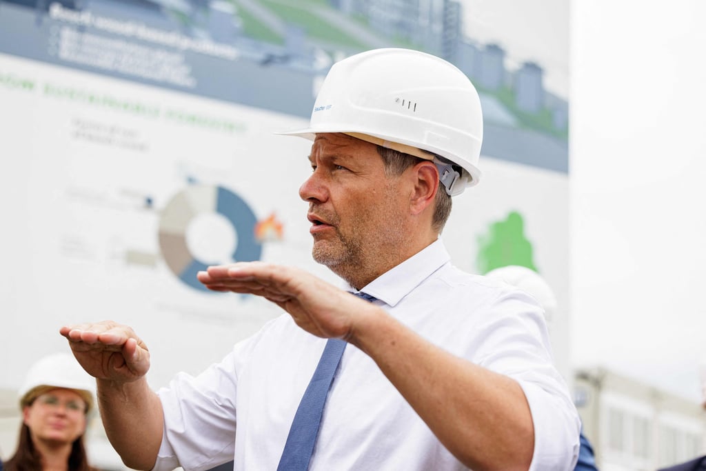 Bundeswirtschaftsminister Robert Habeck besuchte am Montag den Chemiepark Leuna und sprach mit den dortigen Managern.
