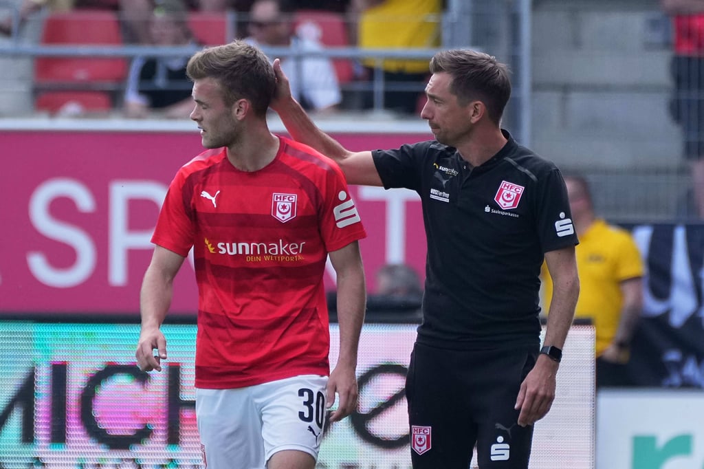 Tom Zimmerschied (l.) ist beim Halleschen FC ein ganz wichtiger Spieler für Trainer André Meyer.