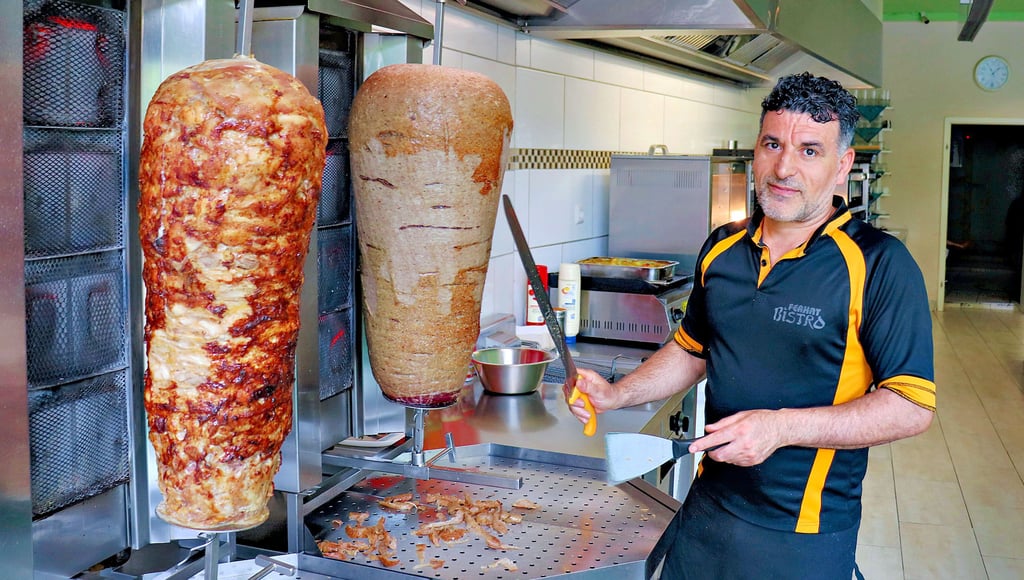 Feryat Emer steht in seinem Laden in der kleinen Ritterstraße in Merseburg und bereitet einen Döner vor.