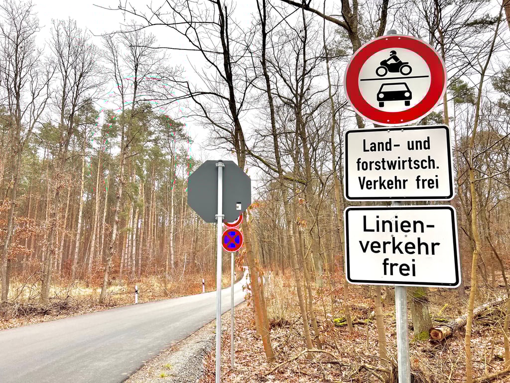 Die Straße ist offiziell nur für Landwirtschaft, Busse und Rettungsdienste freigegeben.