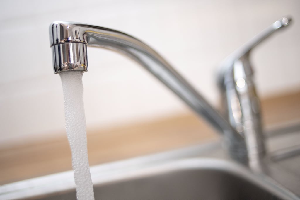 Wasser direkt aus der Leitung trinken: In Deutschland ist das normalerweise bedenkenlos möglich. auch bei kalkhaltigem Wasser.