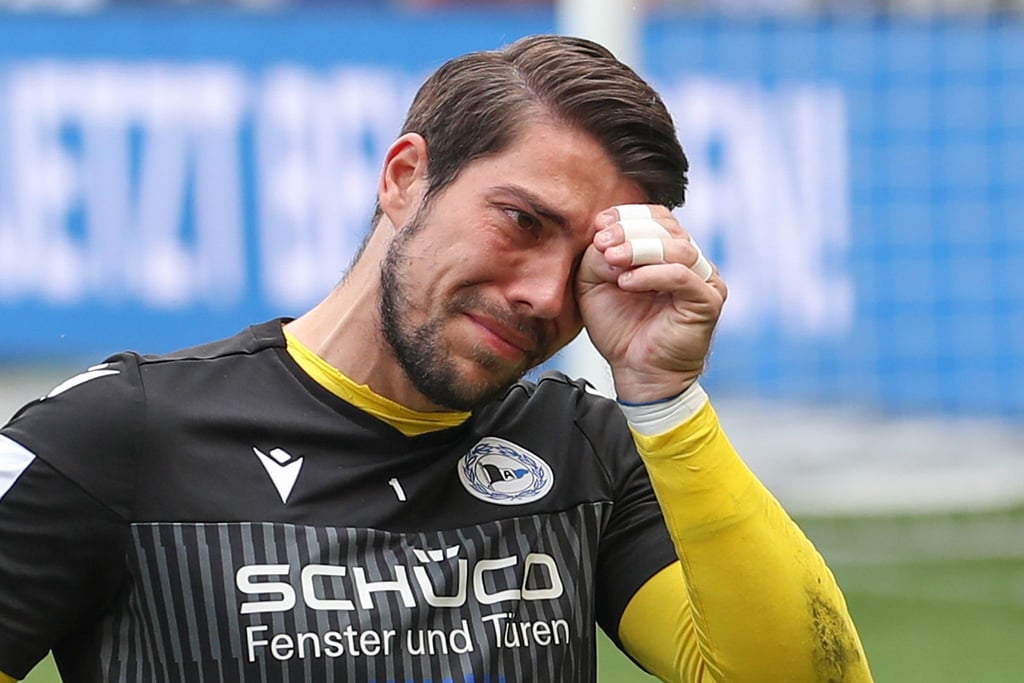 Bielefelds Torwart Stefan Ortega weint bei seiner Verabschiedung.