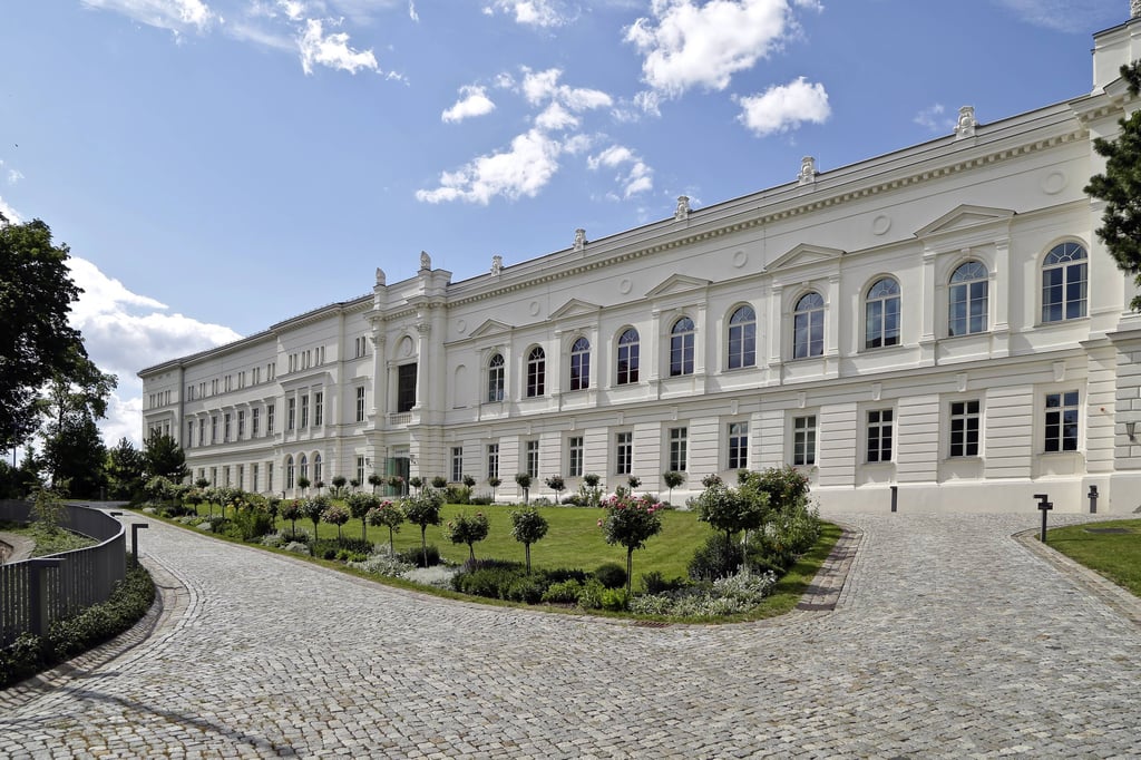 Die Leopoldina, die Nationale Akademie der Wissenschaften, hat ihren Hauptsitz am Moritzburgring.