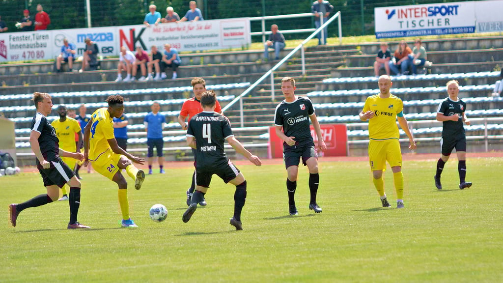 Der SSC Weißenfels (gelbe Trikots) setzte sich gegen den BSV Ammendorf deutlich mit 5:0 durch.