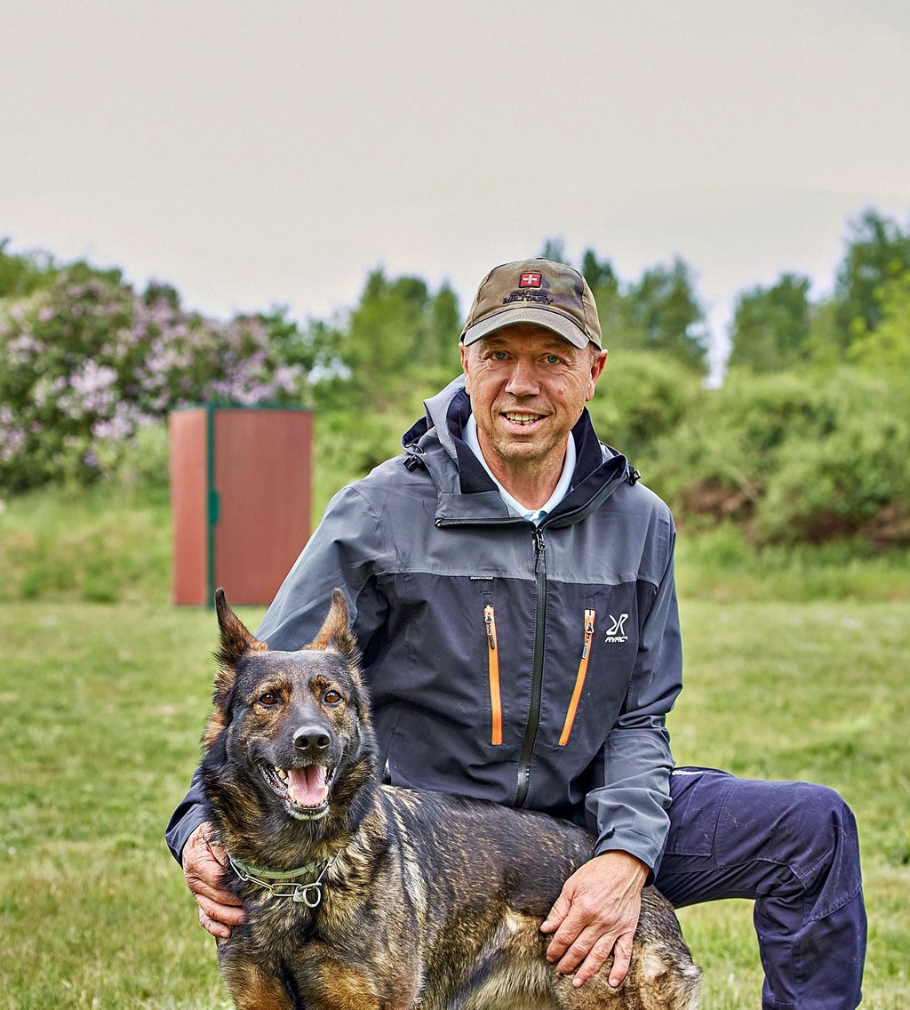 Reinhard Jochheim mit seiner Schäferhündin Miley.