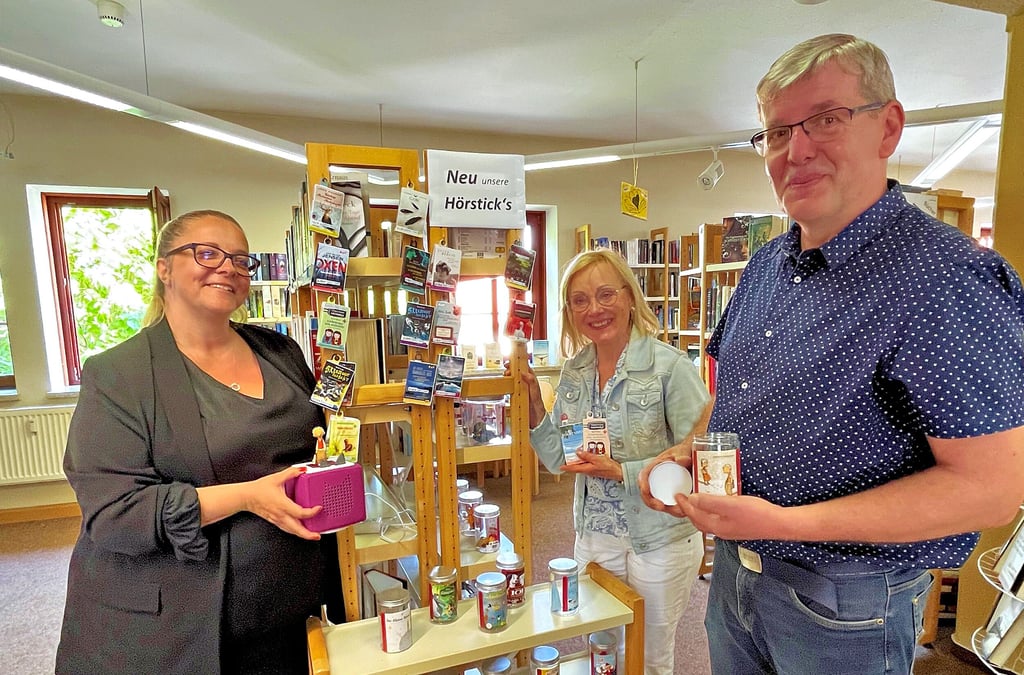 Daniela Herzog, Regina Schade und Bernd Koch (v.l.) präsentieren die verschiedenen Medien in der Stadtbibliothek.